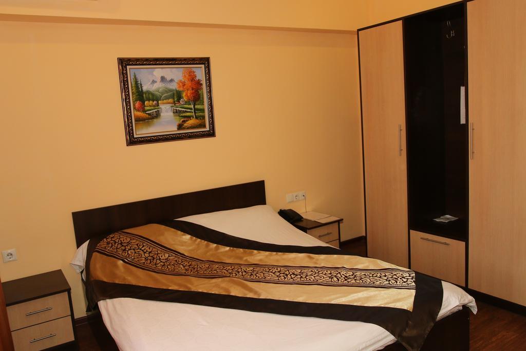Kausar Hotel Almaty Room photo